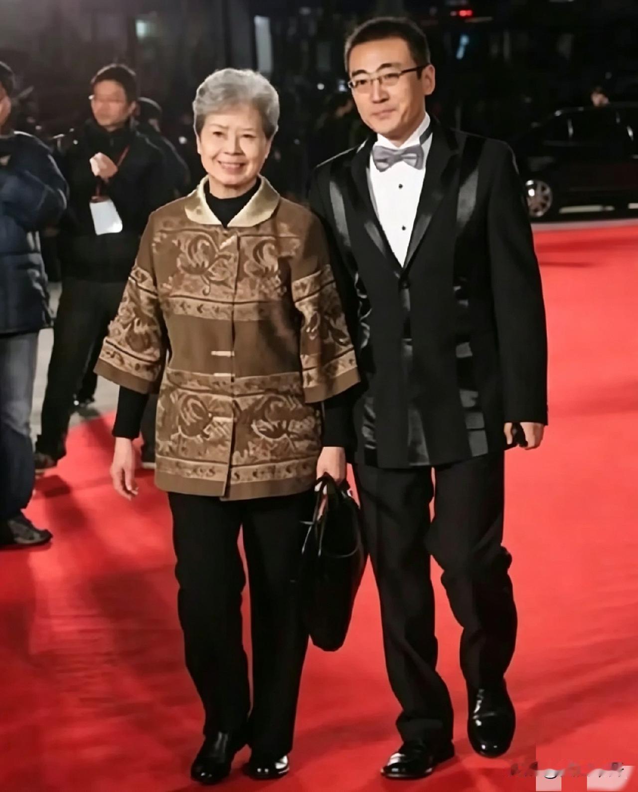 窦文涛早年跟央视名嘴沈力同走红毯，画面被翻出。早些年，窦文涛和央视的老前辈