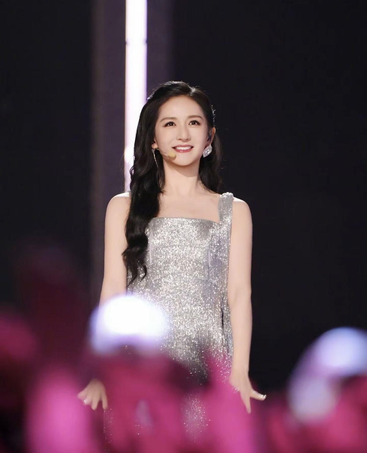 谢娜在乘风的舞台，永远能给人带来满满的元气和快乐[比心]银裙摇曳，谢娜还是那个站