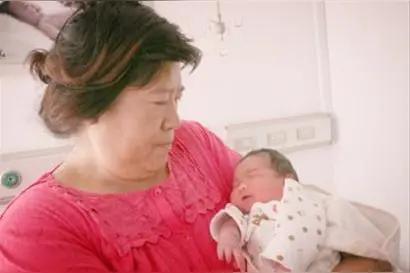 3月4日9时53分，吉林松原一位63岁的失独妈妈通过剖腹产，提前两周平安诞下一名