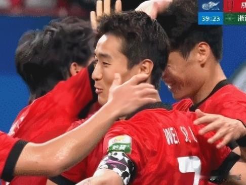 和浙江队的比赛踢完后，四川球迷这下总算心中有底了。一：老中青球员齐齐爆发，带头