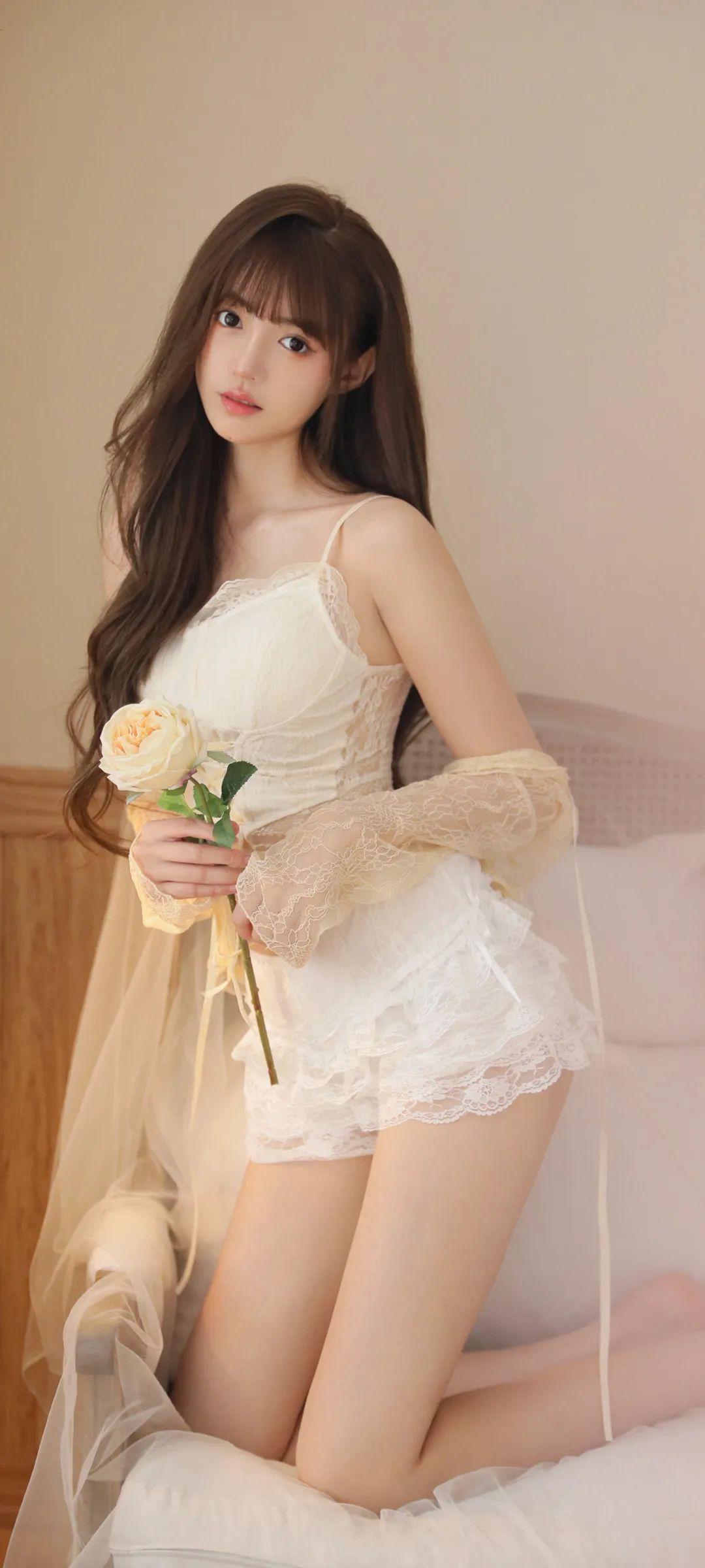 笑话一则：和一女同事加班到挺晚，回家路上想逗逗她：“注意安全啊，小心流氓。”她满