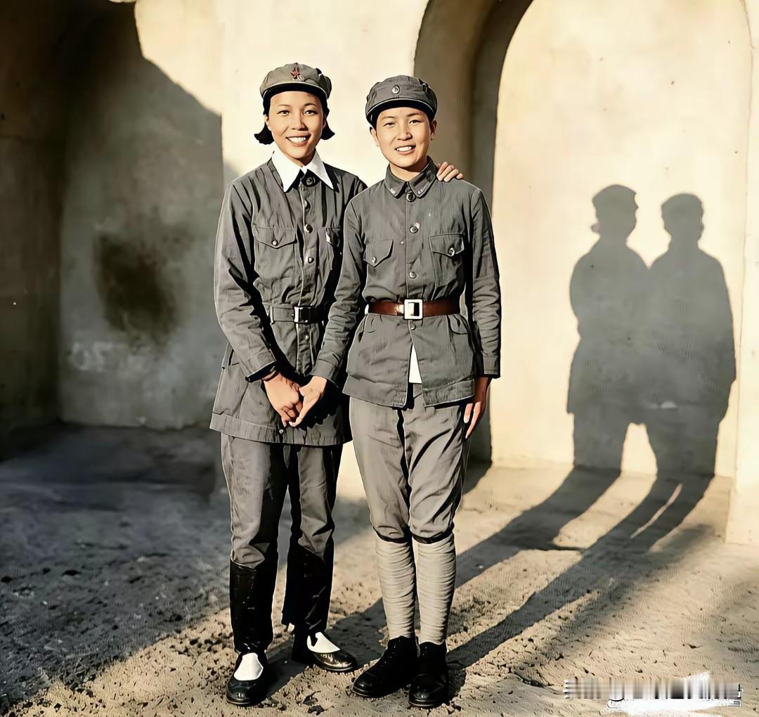 这张摄于1937年延安的照片，定格了蔡畅与回族女干部高桂英的珍贵时刻。画面中，