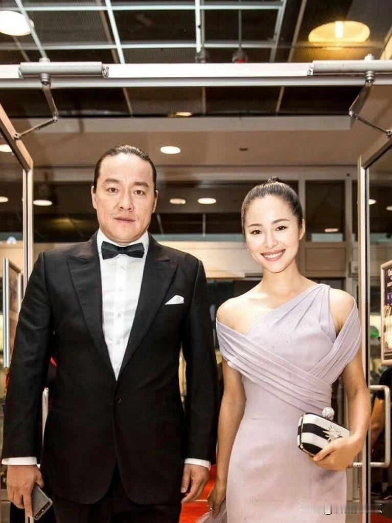 江一燕和赵汉唐他俩有点奇怪好奇去看了一下,江一燕说的是“我处于一个,内心挺自我