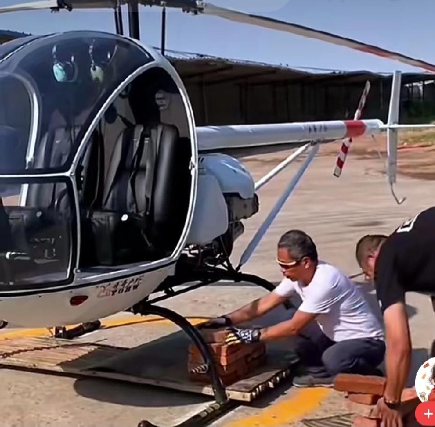 张雪师傅用飞机搬砖头，这直升机值多少钱？目标售价：20～60万元。据说正和徒