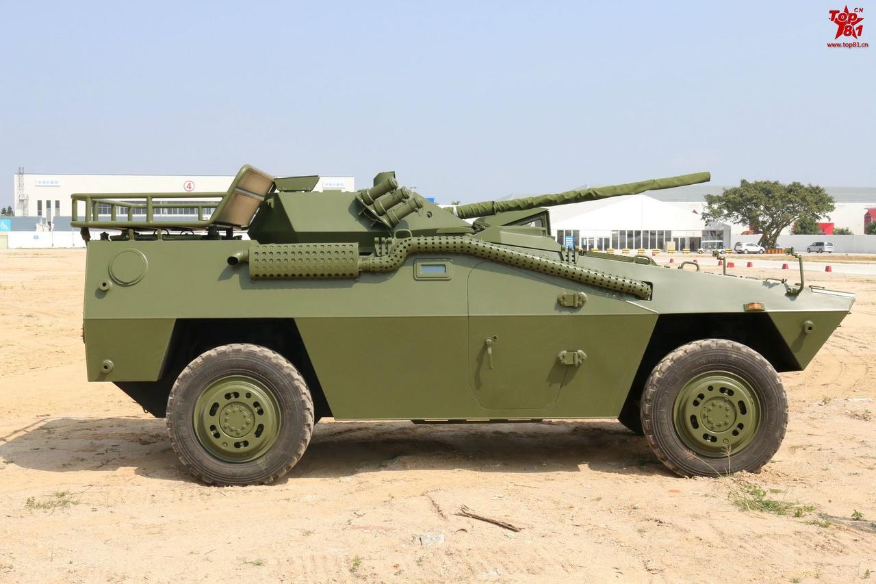 [呲牙笑]咱们这个轻型装甲车也不知道卖出去没有？车体前部看上去装甲倾角相当大，防