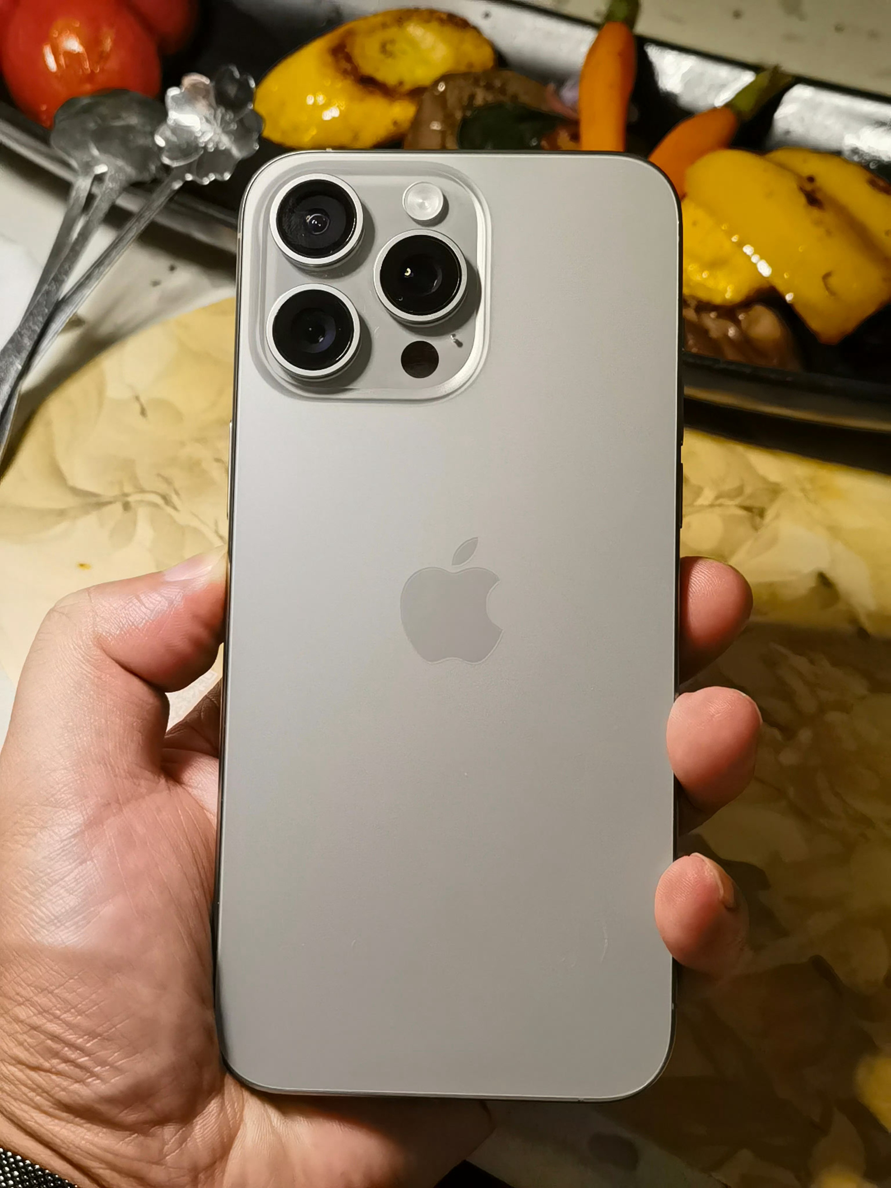 iPhone哪个材质手感最好钛金属是目前综合体验最均衡的，重量轻，触感温润，裸
