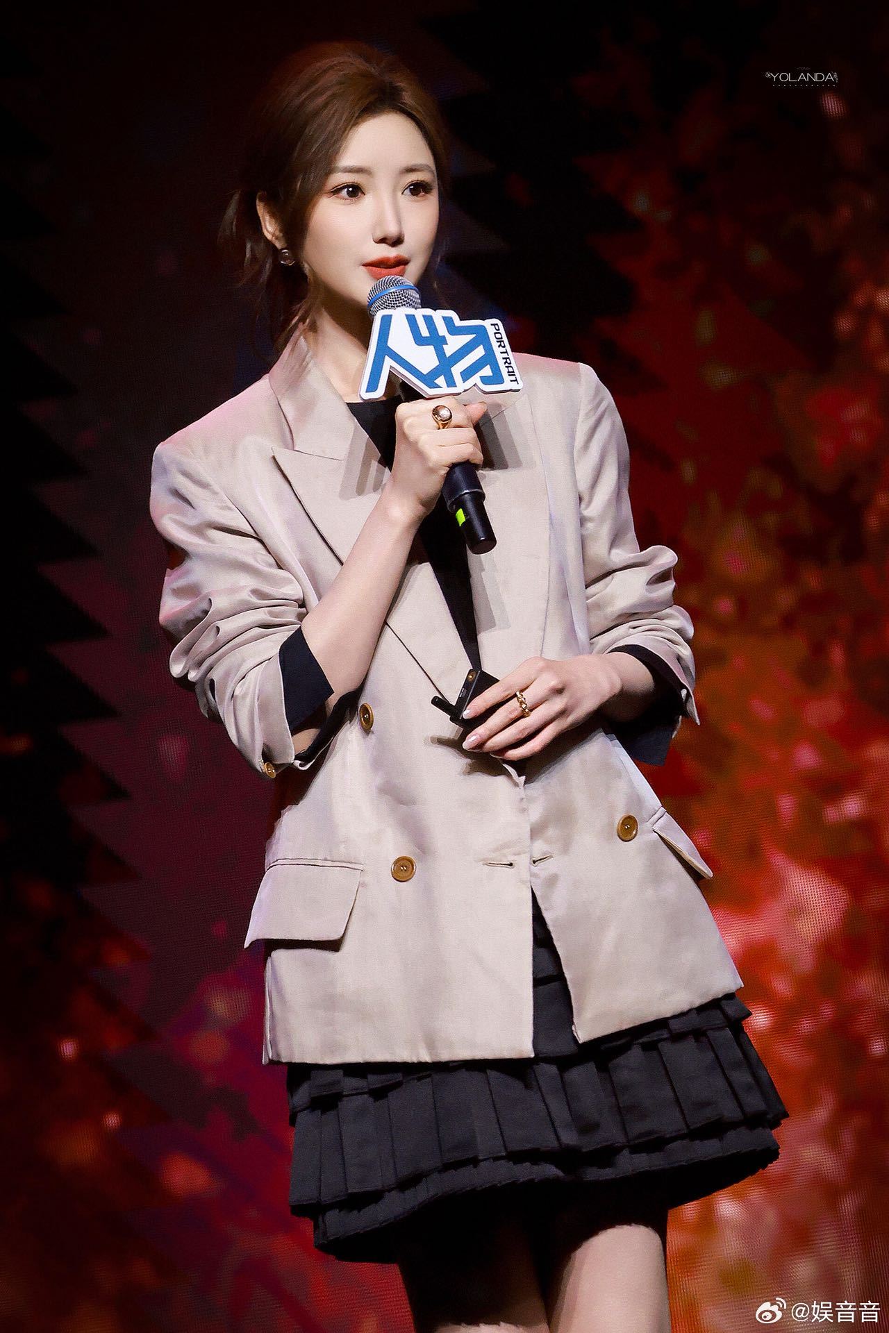 毛晓彤这组完全妈咪级别疯狂心动毛晓彤这组造型！西装配连衣裙干练又精致，气质直接