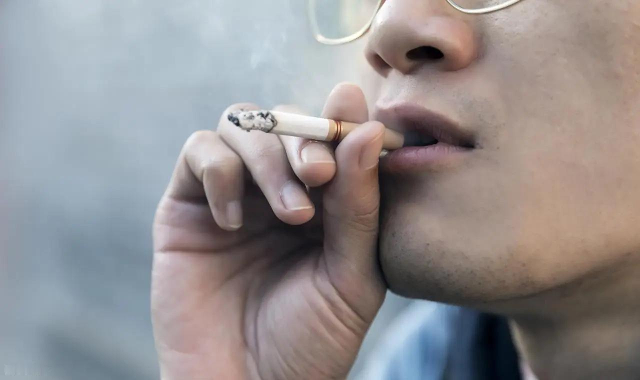 江苏，男子坐高铁时烟瘾犯了，他坐立难安，明知高铁上不能抽烟，却还是没忍住躲进厕所