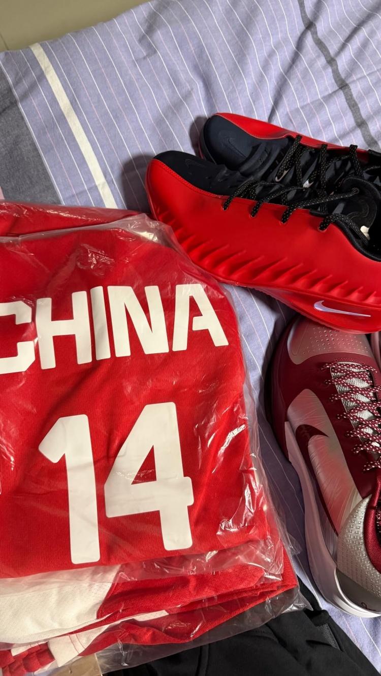 李弘权晒国家队装备被吐槽，科比文班亚马都是噱头，男篮不能向海参看齐李弘权还是