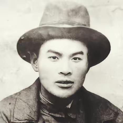 1940年，地下党崔景岳被捕后，密信落入敌人手中，但密信是一张白纸，什么都没有。