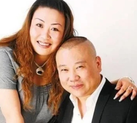 在一次采访中，有记者问及于谦：郭德纲的家庭地位怎么样？于谦老师坦然的说到：据