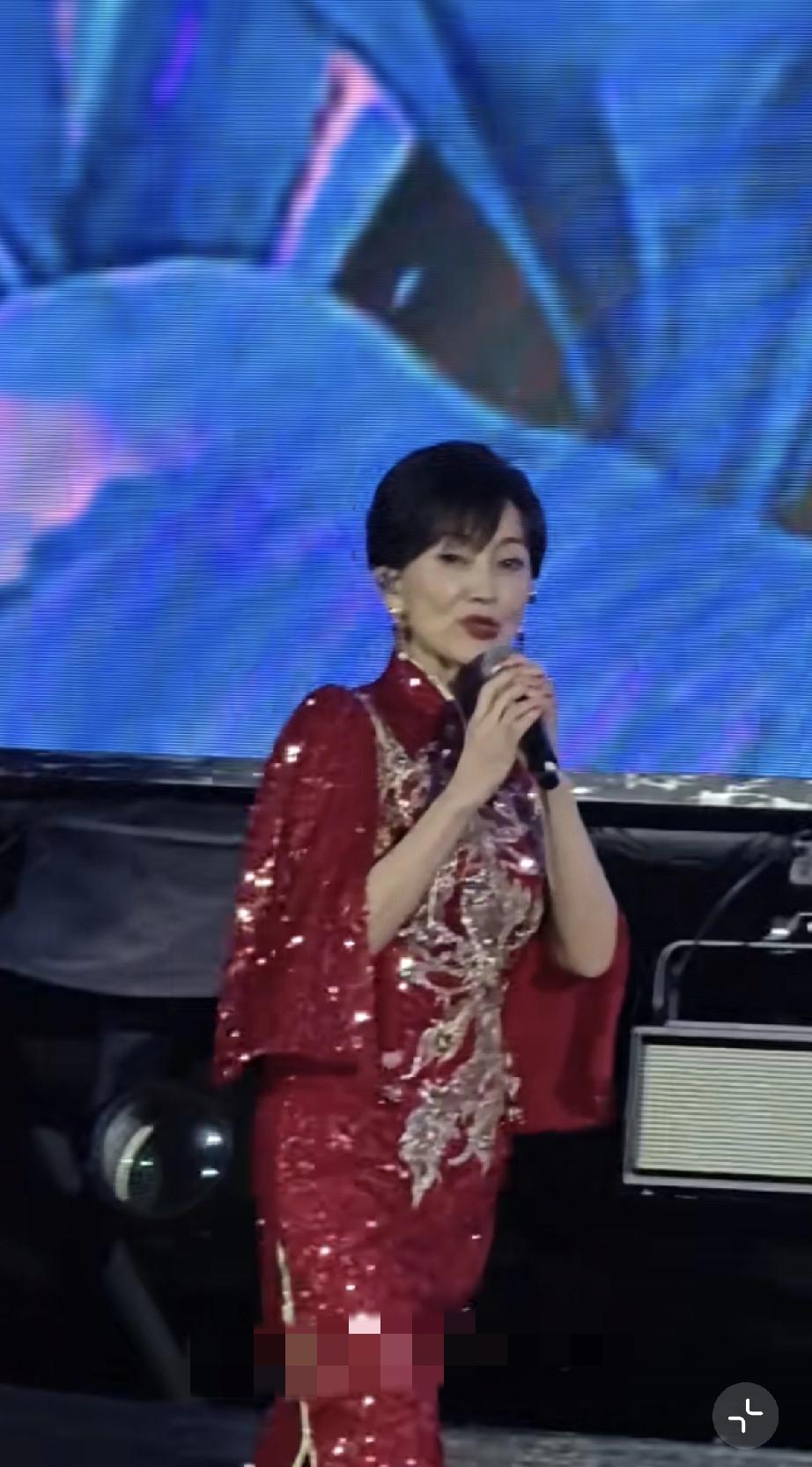 赵雅芝凤阳县参加拼盘演唱会，挣不了几个钱，眼睛是浮肿的，看着好累！3月21日