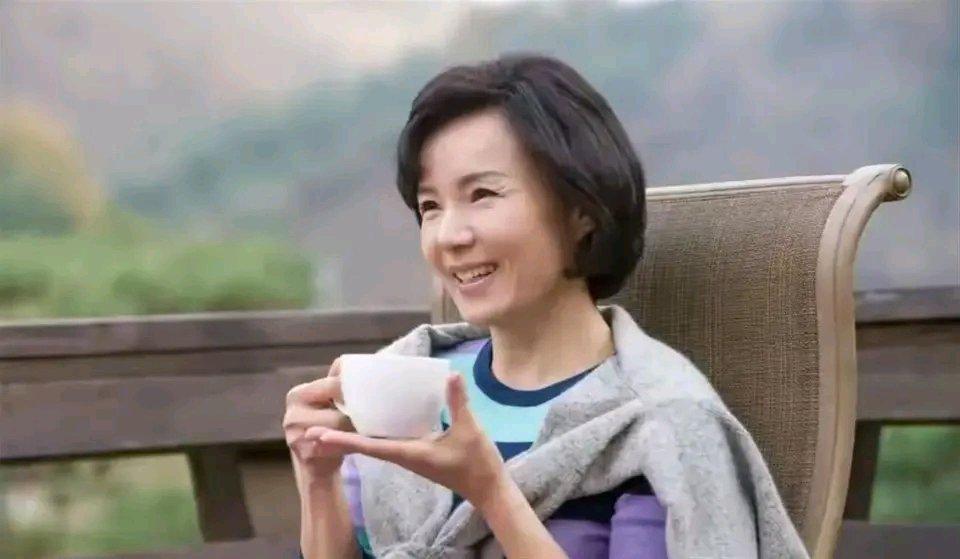 女人一旦动情，“不拒绝”就是最明显的信号。不拒绝你的靠近，意味着她愿意让你走进她