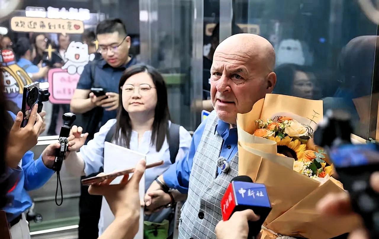 69岁的美国退休教师罗纳德·萨科尔斯基成了全体美国人羡慕的对象！萨科尔斯基早