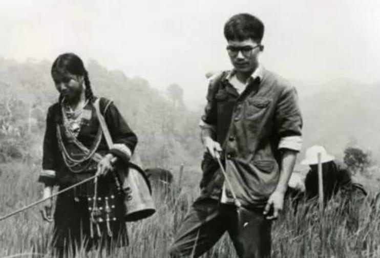 1978年，上海一男知青为了回城，抛弃了农村妻子。分别时，妻子哀求地说：“带着我