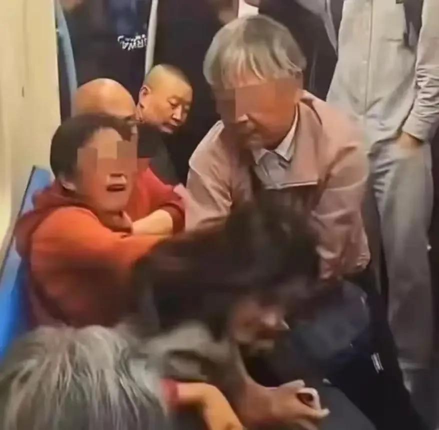 上海地铁车厢里，生理期腹痛难忍的女孩明确拒绝让座，当场被两名大妈围堵吐口水，撕扯