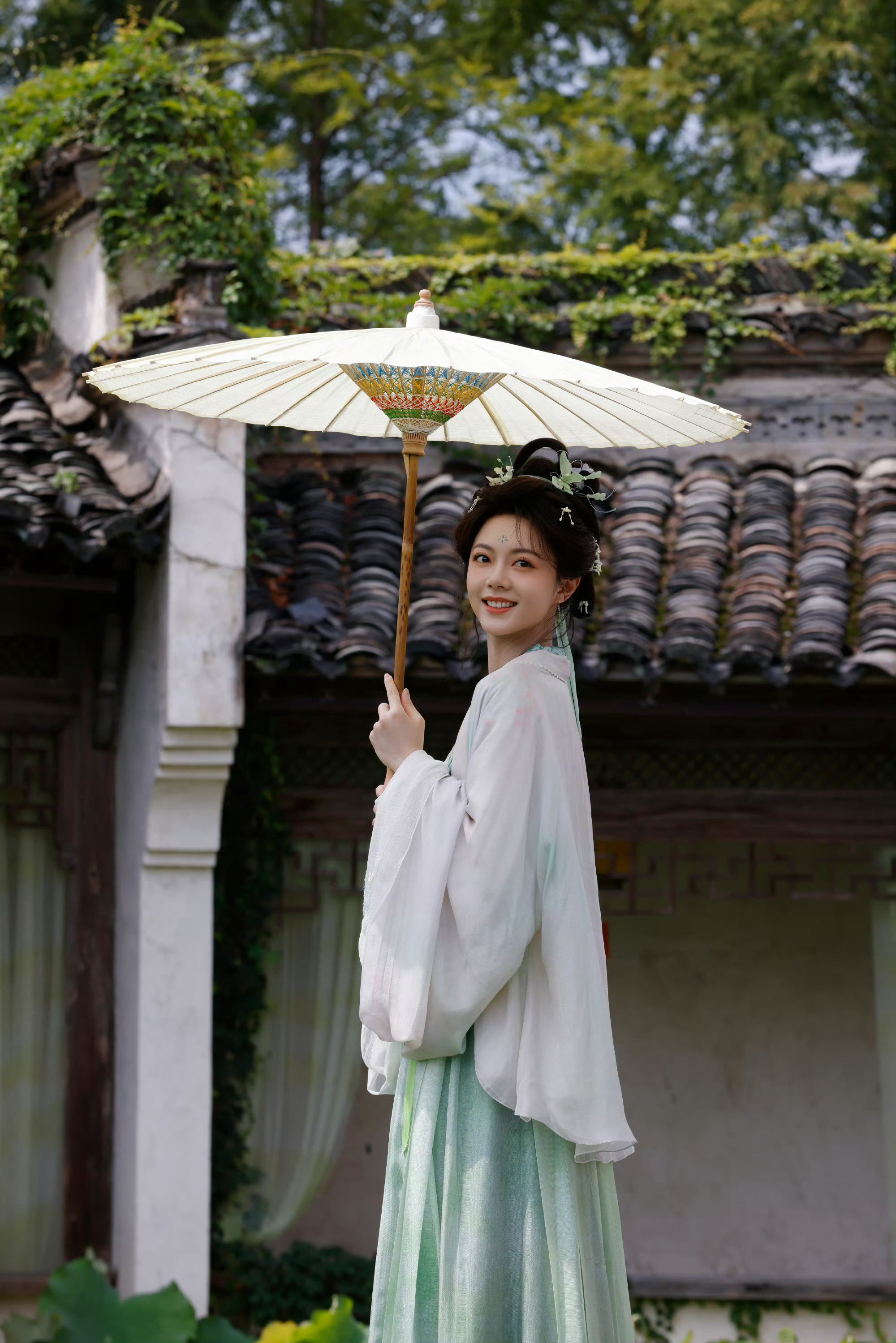 赵今麦从江南水墨画走出来赵今麦古偶少女感一身淡雅宋装配上荷塘景致，赵今麦往湖边一