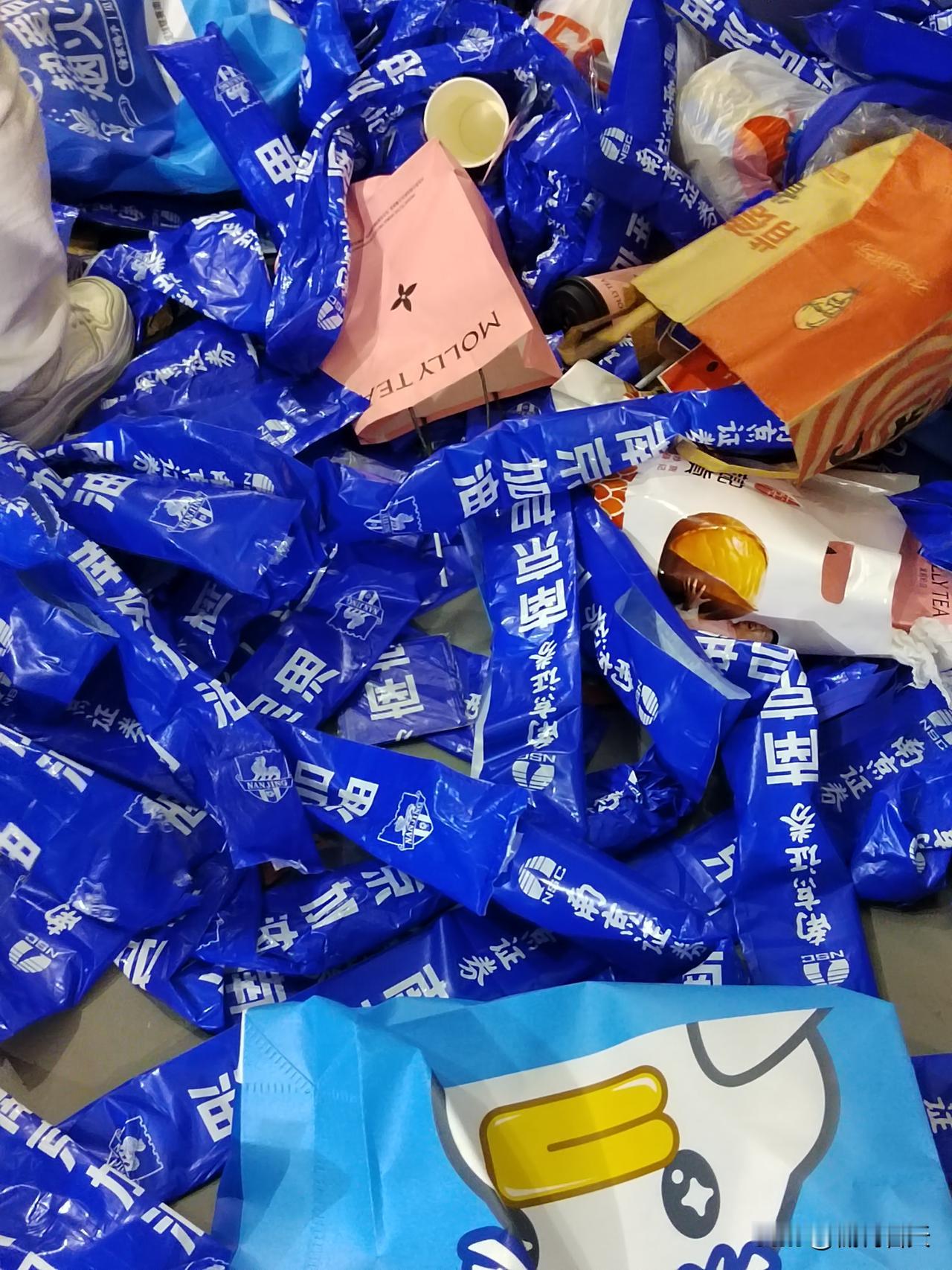 现在的南京队就像图1的画面一样！本来这一场和泰州的比赛如果胜利了的话，命运就掌