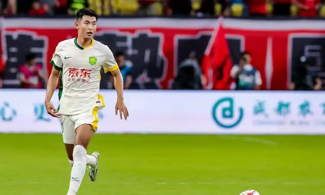 他们公开说“不争冠”，却可能比谁都懂怎么赢。看到成都蓉城调整薪资、放走老将