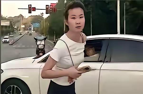 真没想到，那个在街头嚣张跋扈的重庆“吐沫姐”，底气竟然是家里大她8岁的老公给的