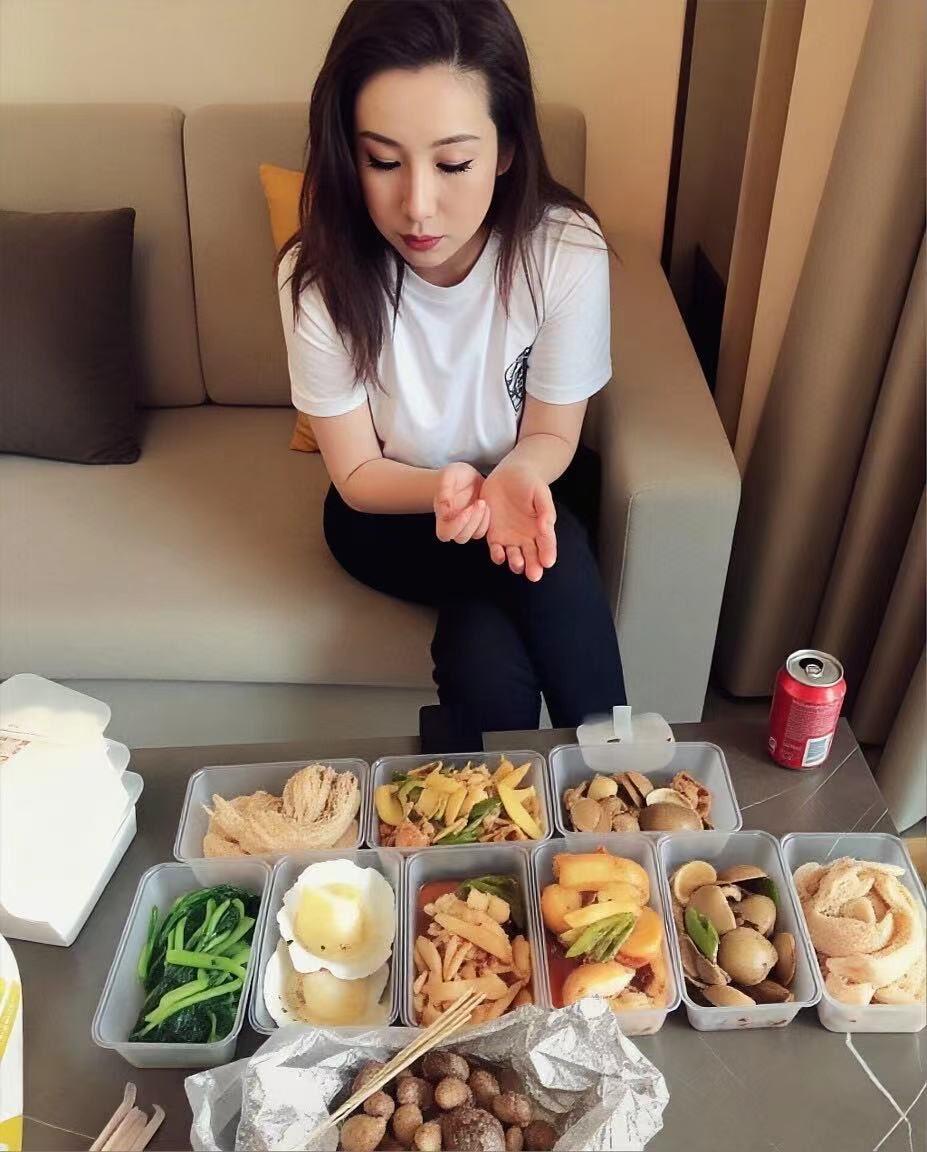 秦海璐这顿饭估计顶我10天工资了吧？这么多的菜一个人能吃完吗？看样子还有好几双筷