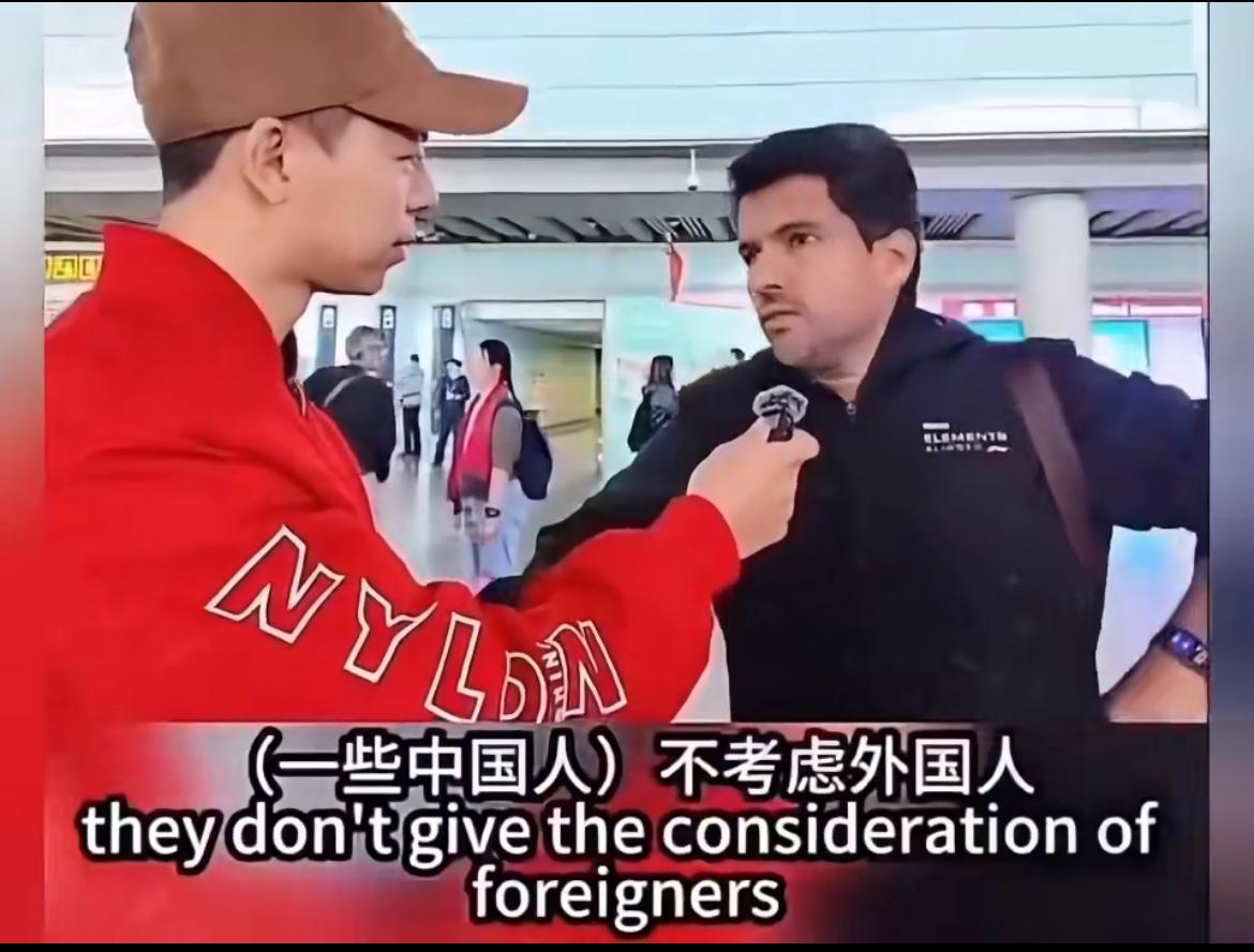 三哥说中国人不考虑外国人，他要坐轮船到青岛搭火车，到的时候却被告知轮船人满了，他