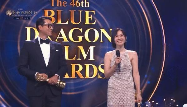 孙艺珍一点点靠近玄彬，甜蜜伸手比耶，玄彬眼神满是宠溺啊