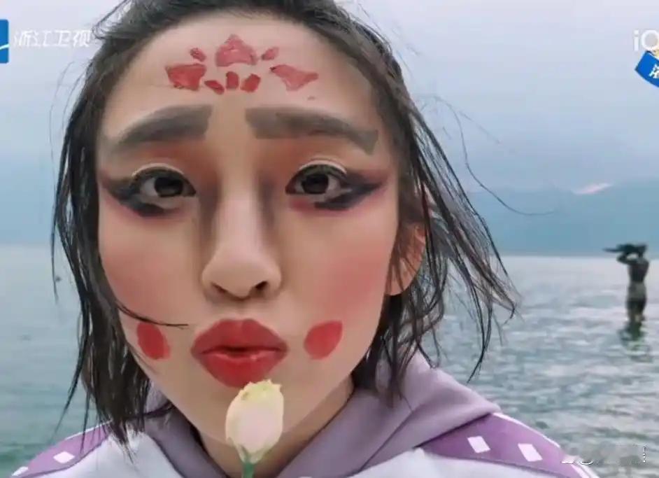 《乘风2026》唐艺昕舞台妆容翻车？网友：这妆容9年前复刻郑恺的手笔