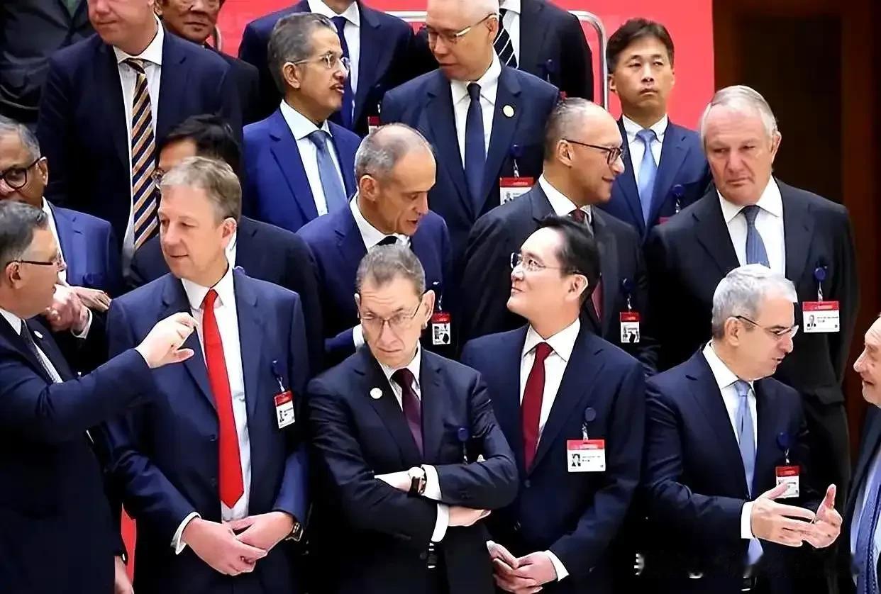 美企大佬组团访华！苹果、波音、高盛齐聚北京，关税战阴云下有啥新动作？2025