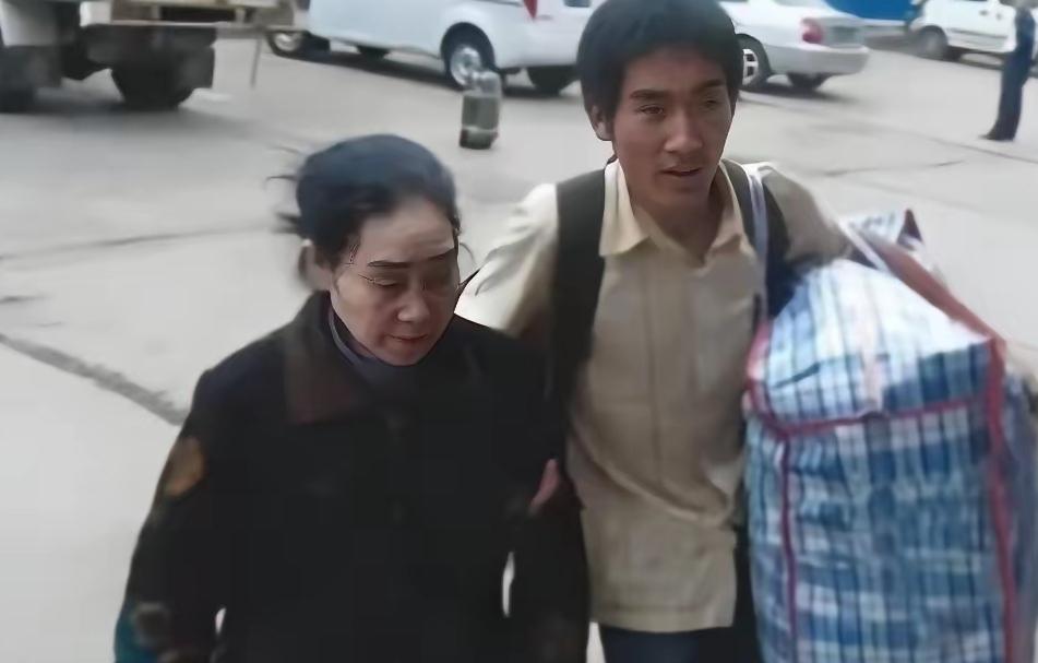 2008年，贵州一大一新生背着自己患有精神病的母亲，足足走了2000多公里来到学