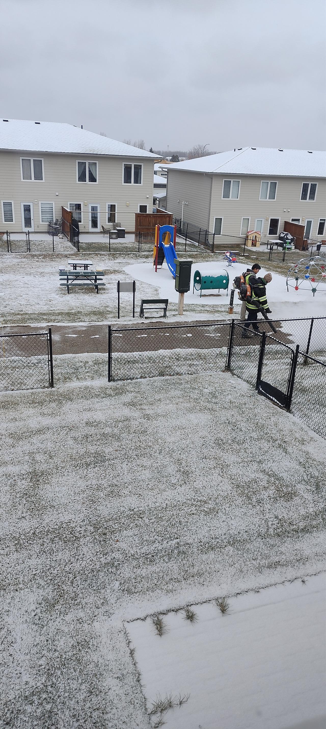 很多时候一说起加拿大的房产税，国内就有些人说物业费，说什么国外有房产税没有物业费