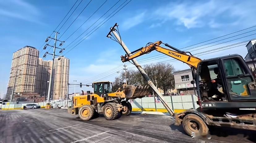 实拍15号线郭杜站扫尾！路面铺好了，年底开通稳了，必须给师傅们点赞西安地铁1