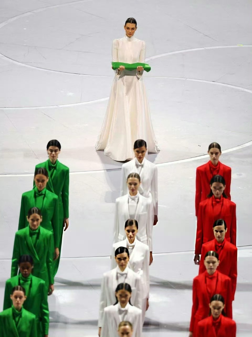 冬奥会开幕式小李子吃的真好😭这位模特居然是他女友小李子女友开幕式交接国旗