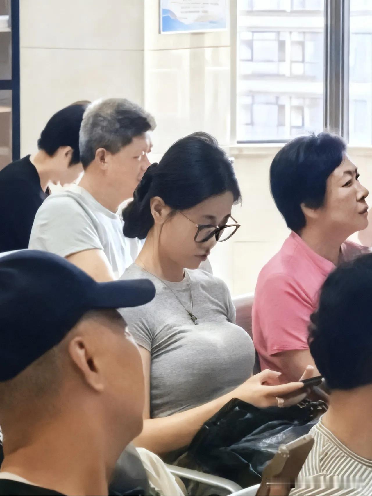 家长会上见着个挺尬的事儿有个男的眼睛就没从旁边美女身上挪开过那眼神黏得跟胶水