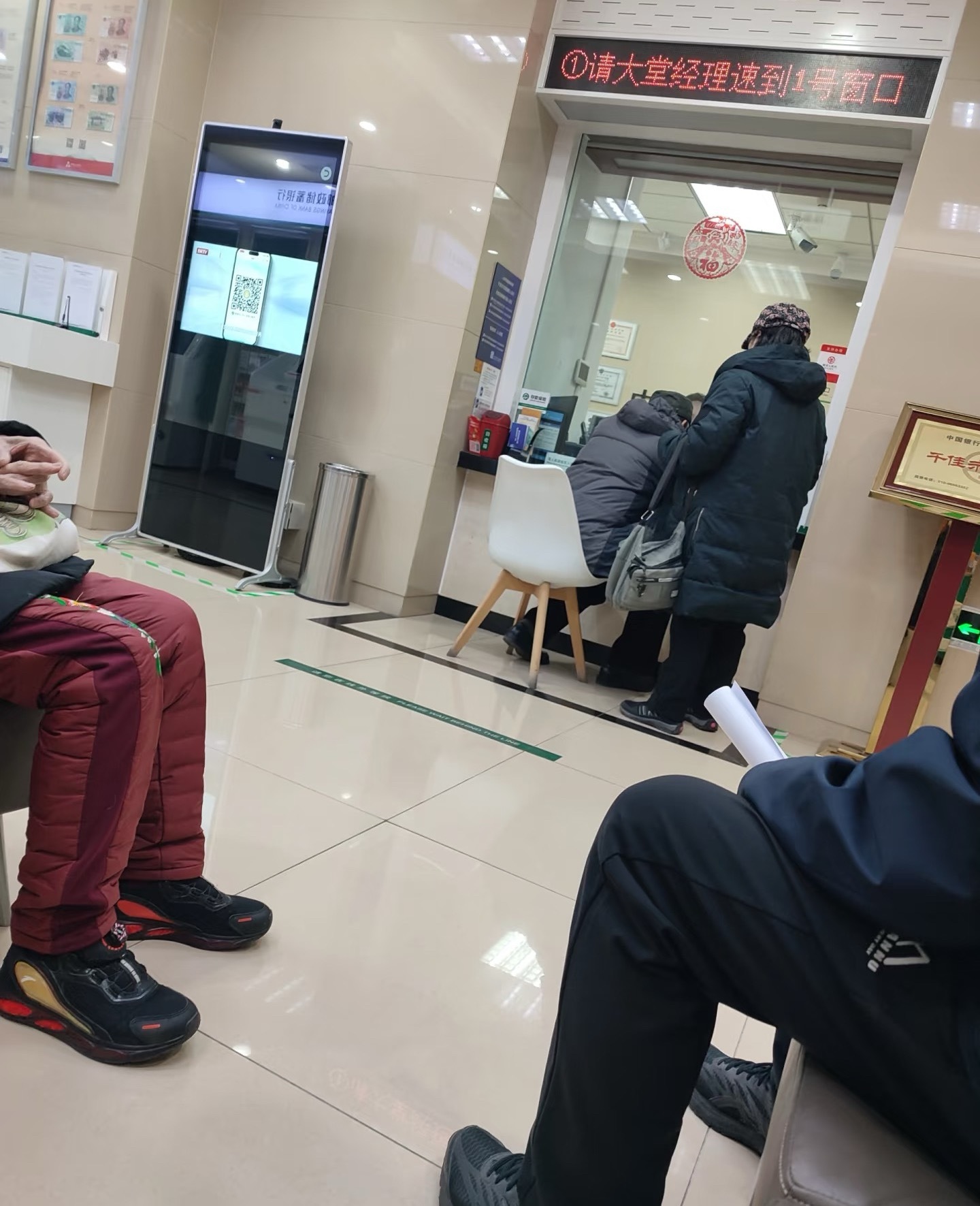 挺无语的，当即联系了银行并报了警，这都不能把钱冻结吗？后面还被法院划走果然银行