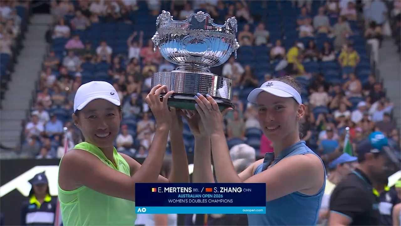 张帅组合勇夺澳网女双冠军 颁奖爆笑瞬间引爆全场