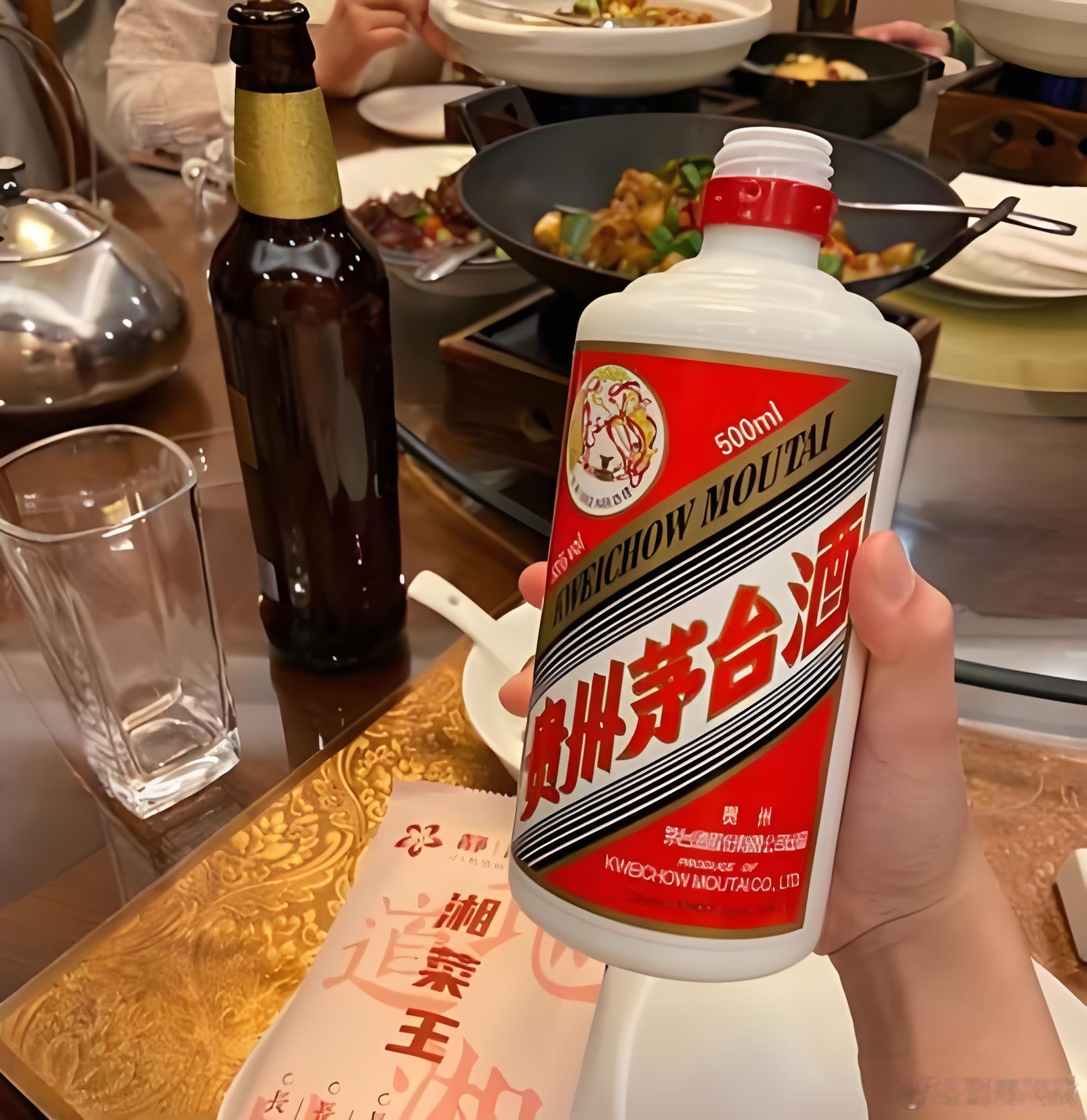 我一边喝茅台一边在想，茅台想要维持利润率95%的非必选消费品的价格，有且只有一个