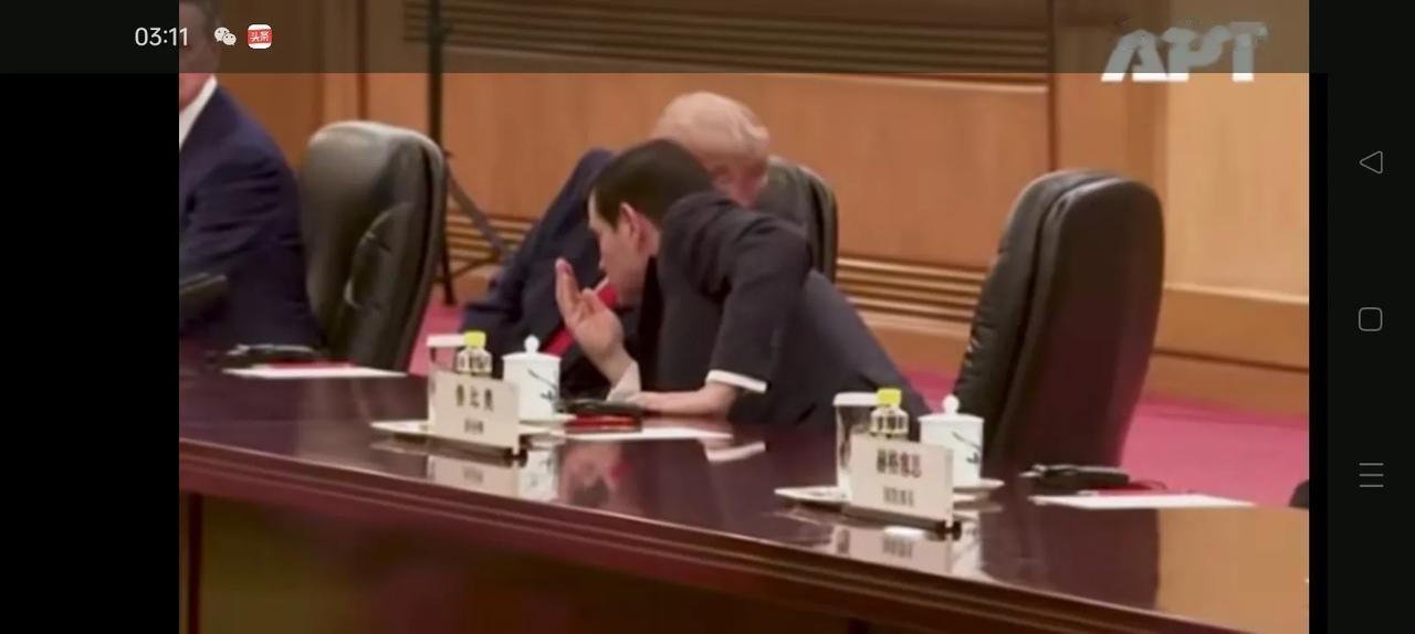 见截图，这两个人，在北京首都人民大会堂里，在会谈桌上，在中国人眼皮底下就这么说话