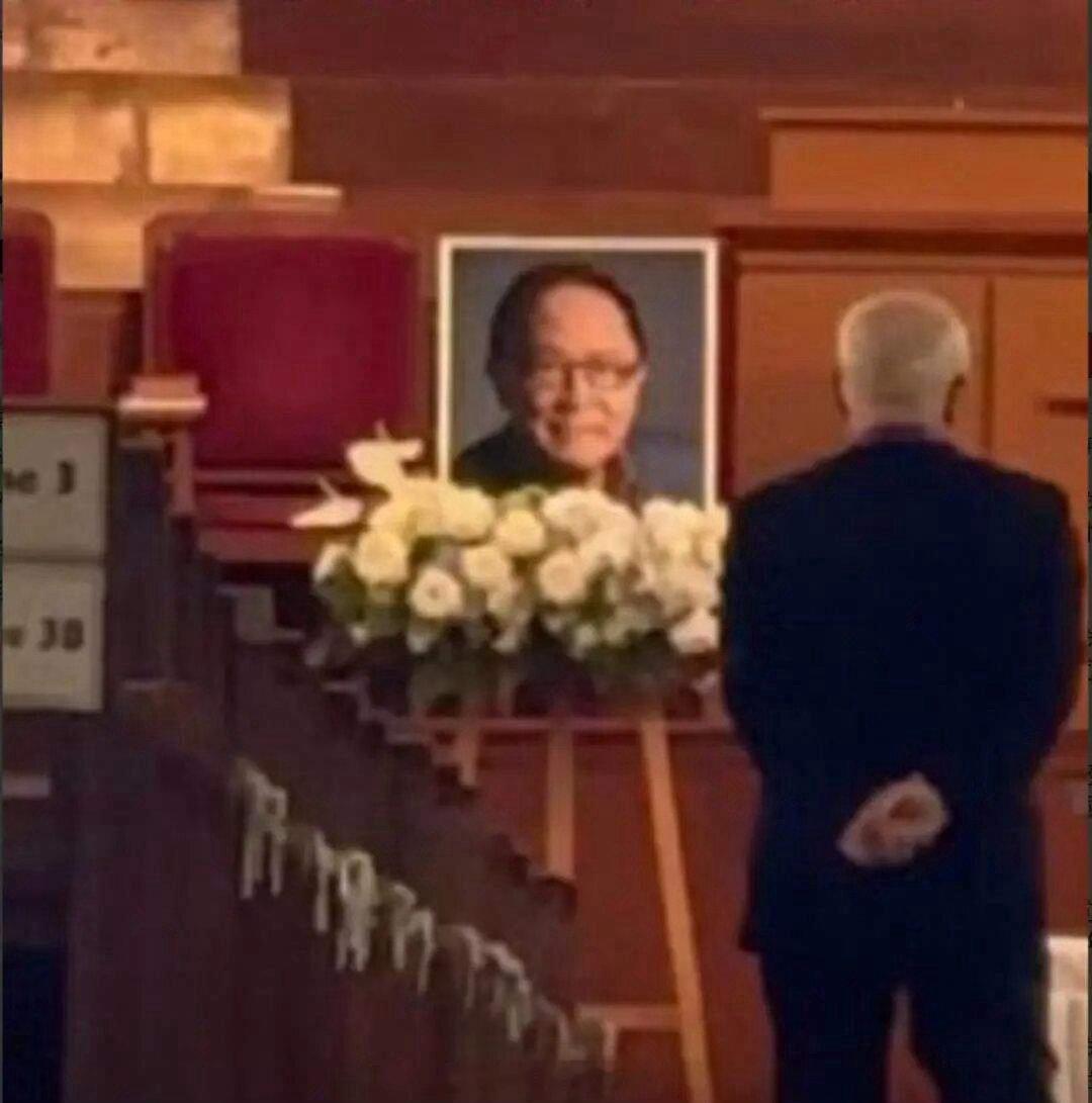 钟景辉出殡谢君豪扶灵周润发送别香港演艺圈很多熟悉的面孔，都出现在九龙城浸信会。不