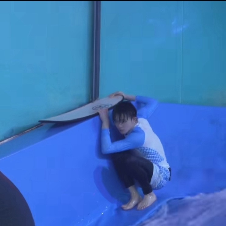 我宝子蹲下好瘦好小一个啊