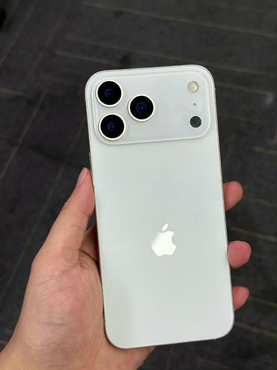 iPhone17Pro与17Air对比不是一个思维下的手机，没啥可比较的，Pro