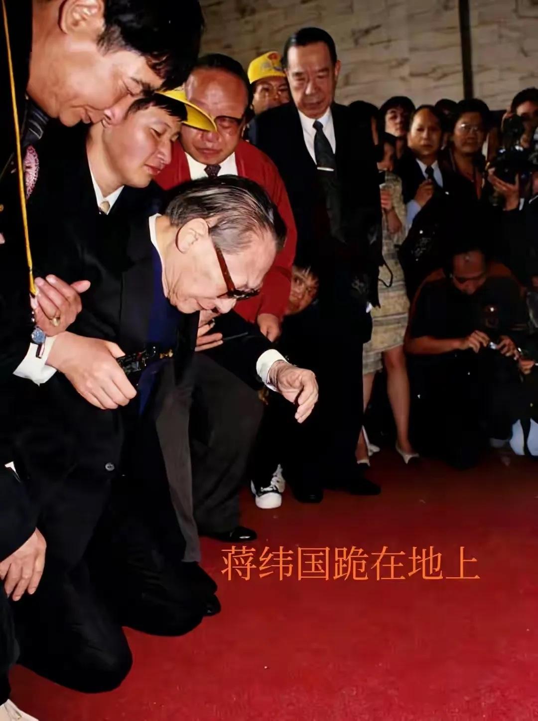 1995年，79岁蒋纬国长跪于台北中正纪念堂，对着父亲铜像下跪祭奠时的一幕，当时