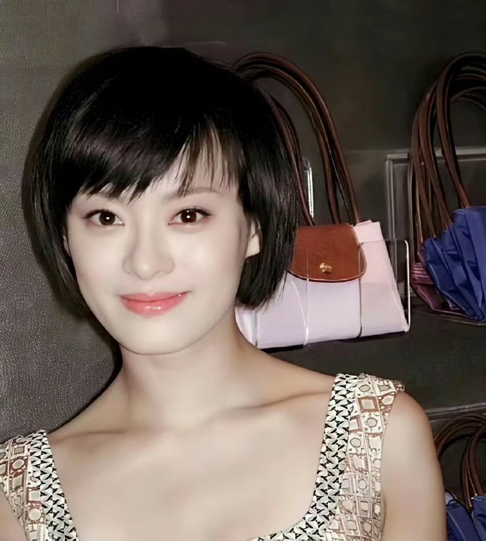 孙俪早期纯的像一朵小白花，曾以为是邓超高攀了孙俪，没想到邓超也是帅呆了