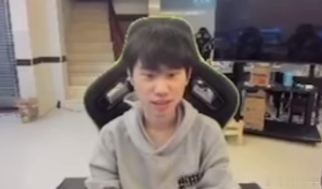 隔壁前职业选手Doinb最近直播也在看老头杯，就聊到了dota2“dota那边好
