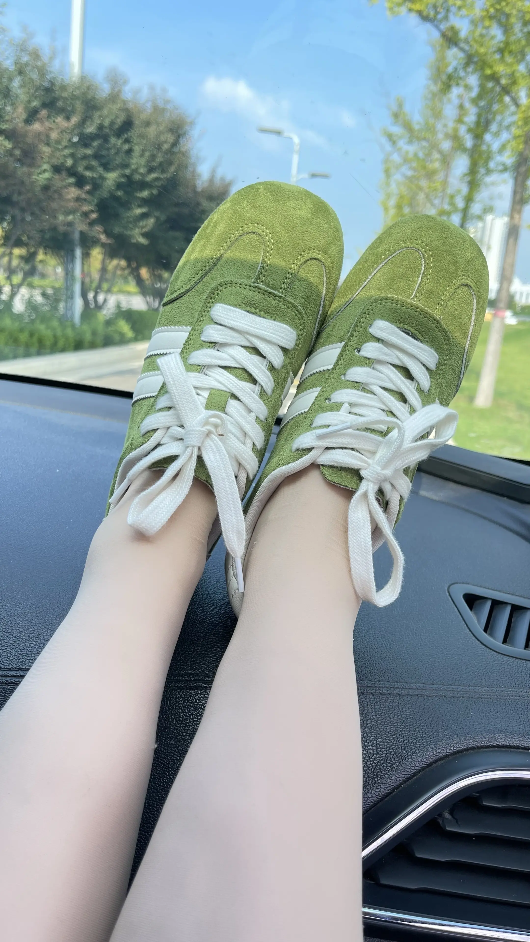 这个小绿鞋上脚真的特别好看，穿上感觉也不错