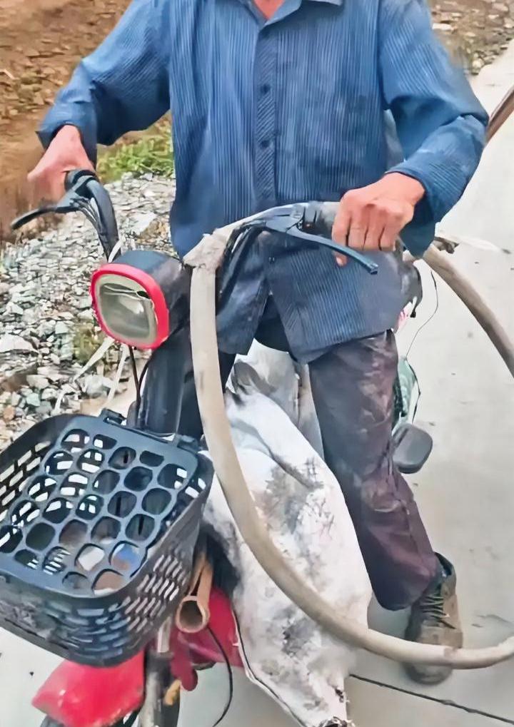 我算见识到了什么叫圣母老头借捡废品的名义，顺手偷走一袋子东西。东西主人发现后