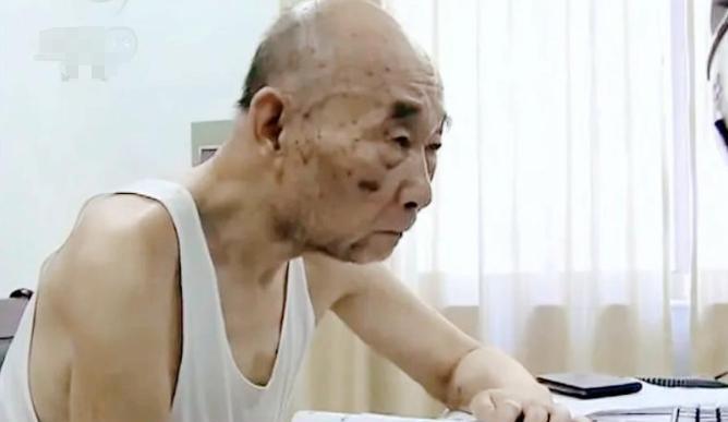 中国导弹为什么如此精准？全靠这位身穿5块钱背心的老人！他曾用18月就破解了“钱学