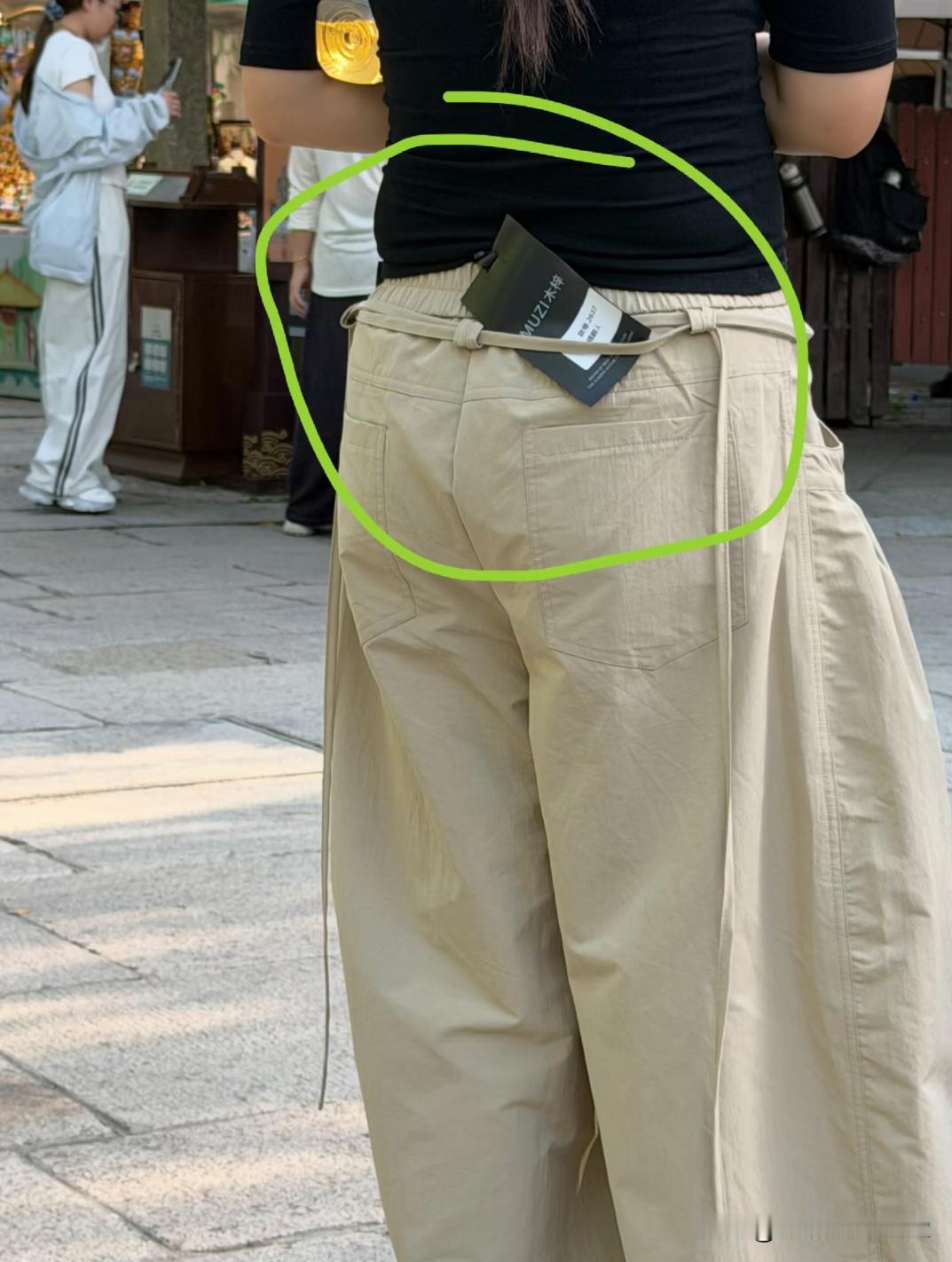 什么操作真的穿不起衣服了吗？昨天逛景区偶然拍到的竟然裤子上衣吊牌都没摘