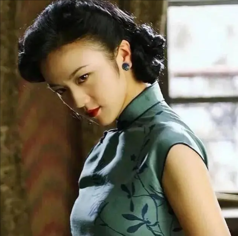 “一脱成名”的汤唯，被骂、被封、被抛弃，销声匿迹多年。可谁能想到，如今45岁的她
