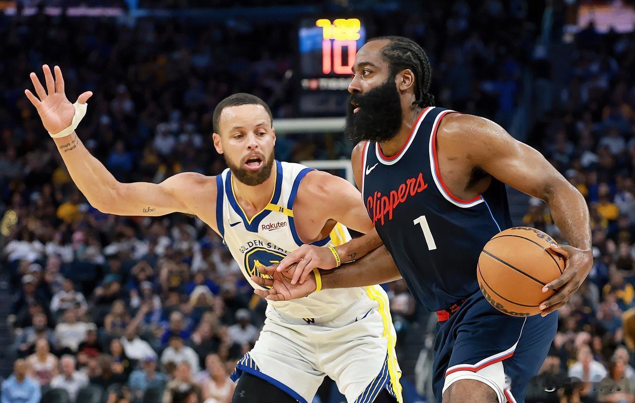 库里看着哈登的右肩，说了一句让全场沉默的话。哈登的右肩缠着厚厚的冰袋，但他拒绝